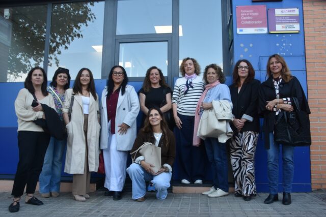 Las socias de AMEPHU posan antes de iniciar su visita a Somontano Social