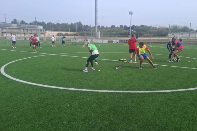 Los docentes, en las prácticas de lacrosse en el Municipal de los Deportes de Barbastro.