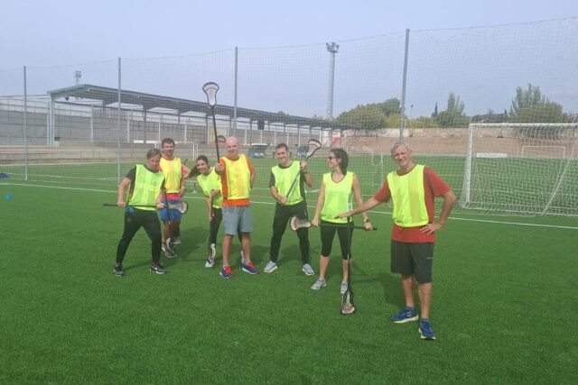 Grupo de docentes en el taller de lacrosse.