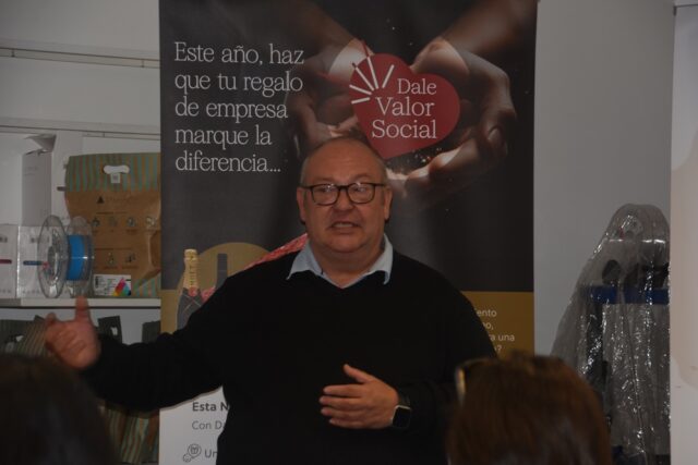 José María Calasanz, gerente de Somontano Social, dio la bienvenida a las socias de AMEPHU 