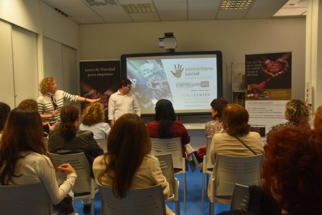Rosa Viñuales y Miguel Arévalo, durante la presentación del departamento de call center de Somontano Social
