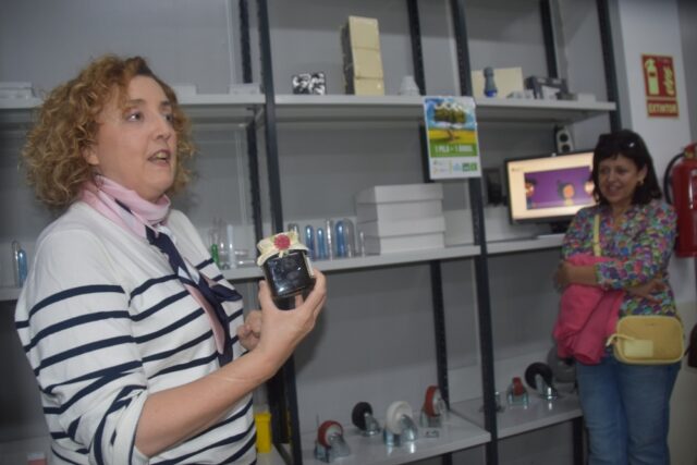 Rosa Viñuales, adjunta a gerencia de Somontano Social, fue la encargada de acompañar a las socias de AMEPHU durante su visita a nuestras instalaciones