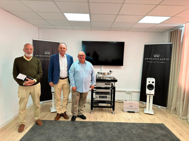 El gerente de Somontano Social, José María Calasanz, y los representantes de la Fundación Promiva, visitaron Artesanía Audio.