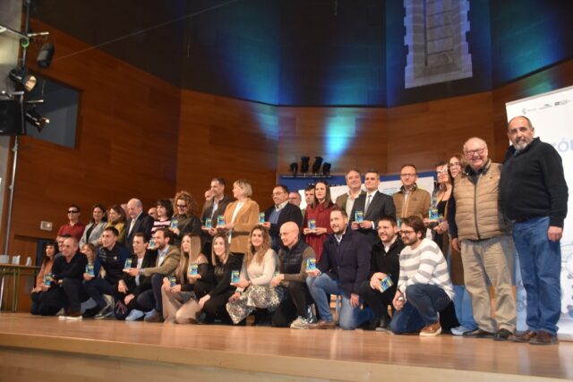 Imagen: Foto de grupo de ponentes en la Jornada Provincial sobre inclusión laboral de Monzón y de los representantes de las empresas participantes en la Carrera de las Empresas de Monzón. El segundo por la derecha, de pie, es José María Calasanz, gerente de Somontano Social.