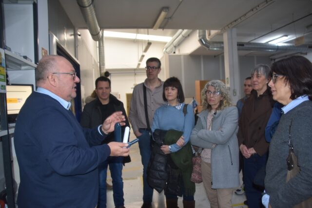 Imagen. José María Calasanz explica a los representantes de UNED Barbastro las preformas de PET en el taller de manipulados de Somontano Social.