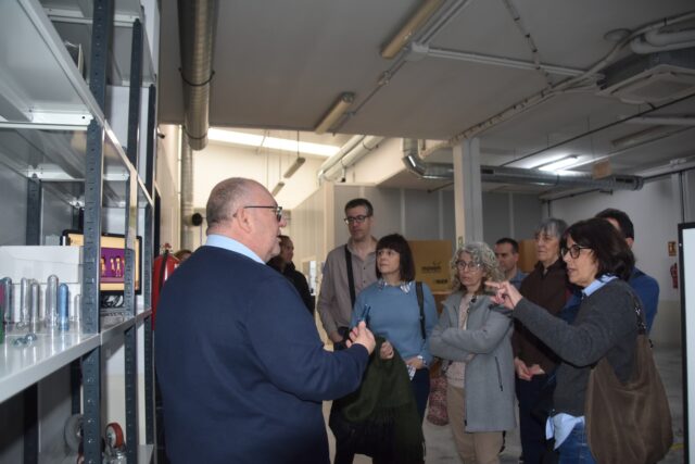 Imagen. José María Calasanz explica a los representantes de UNED Barbastro algunas de las tareas que se realizan en el taller de manipulados de Somontano Social CEE.