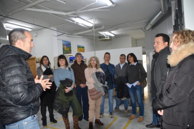 Imagen. Alejandro Guijosa, director del CRIE Benabarre, expuso a la delegación de UNED Barbastro los detalles del proyecto 'Con-Ciencia' que desarrolla la Fundación AltoAragón Integración (FAI) en colaboración con el CRIE, en instalaciones de Somontano Social.