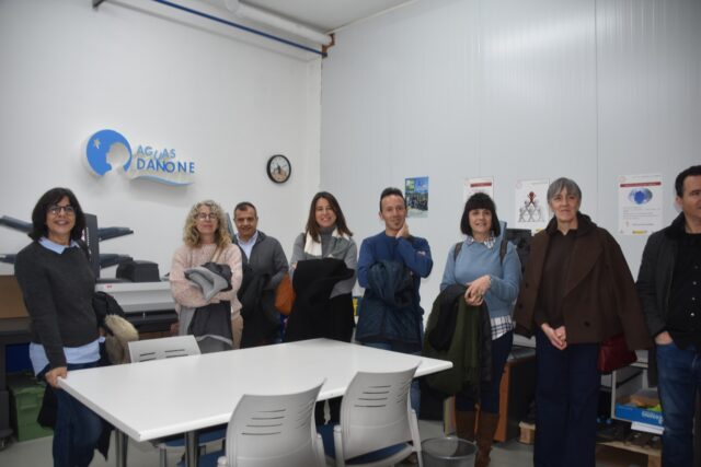 Imagen. Los representantes de UNED Barbastro, en el departamento de impresión y ensobrado de Somontano Social.