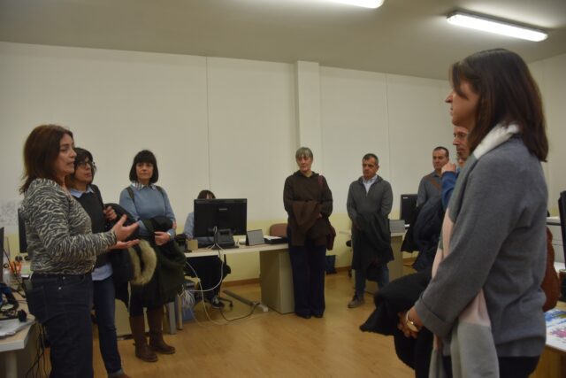 Imagen. Los representantes de UNED Barbastro atienden las explicaciones de Pilar Planas, responsable del departamento de Recursos Humanos de Somontano Social.