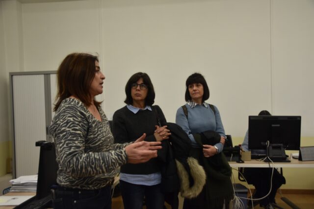 Imagen. Pilar Planas, responsable del departamento de Recursos Humanos de Somontano Social, junto a Ángeles Pérez, directora del Centro de la UNED de Barbastro.