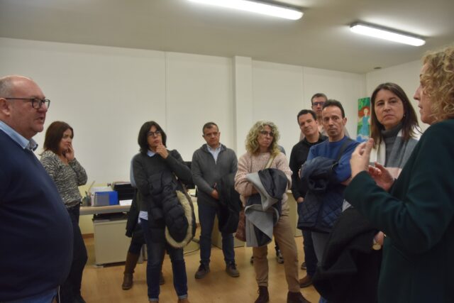 Imagen. La adjunta a gerencia de Somontano Social, Rosa Viñuales, explica aspectos relacionados con el funcionamiento del Centro Especial de Empleo a la delegación del Centro de UNED de Barbastro.