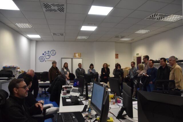 Imagen. La delegación del Centro de la UNED de Barbastro visitaron el departamento de Informática y sistemas de Somontano Social.