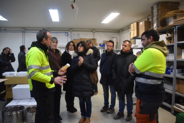 Imagen. La directora del Centro de la UNED de Barbastro y su equipo atienden las explicaciones de los responsables del Centro Logístico que Somontano Social tiene en el Polígono Industrial Valle del Cinca de Barbastro.