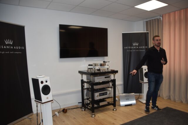 Imagen. El responsable de Artesanía Audio, Eric García, explica las características de los racks que fabrica esta marca de Somontano Social, cuyos productos para alojar los equipos de audio de alta fidelidad, están considerado entre los tres primeros puestos a nivel mundial de equipos de alta fidelidad y se venden actualmente en más de 50 países.