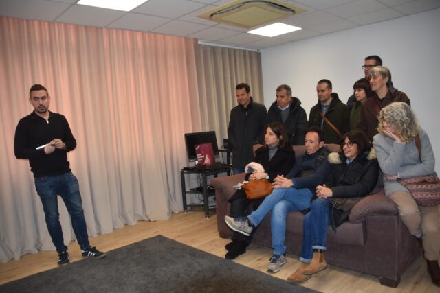 Imagen. El responsable de Artesanía Audio, Eric García, presentó las características de los racks que fabrica esta marca de Somontano Social, cuyos productos para alojar los equipos de audio, están considerado entre los tres primeros puestos a nivel mundial de equipos de alta fidelidad y se venden actualmente en más de 50 países.