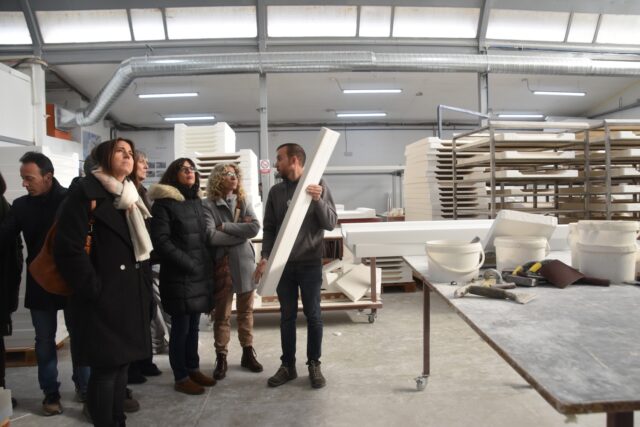 Imagen. La delegación del Centro de la UNED de Barbastro visitó también las instalaciones de Molithe, marca propia de Somontano Social para la fabricación de molduras exteriores para fachadas, cuyos detalles explicó su responsable, David Olivera.
