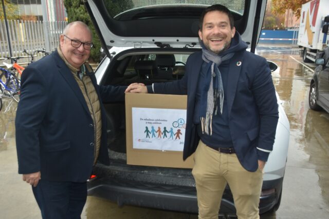 Imagen. José María Calasanz, gerente de Somontano Social, y Jesús Alijarde, de la empresa Ibersyd, posan junto a la caja que contiene los calendarios solidarios de Somontano Social y CARTV.