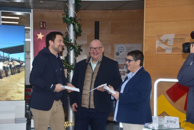 Imagen. Jesús Alijarde, de Ibersyd; José María Calasanz, gerente de Somontano Social; e Isabel Calderón, responsable de Impresión y ensobrado de Somontano Social, con los calendarios en las instalaciones de CARTV.