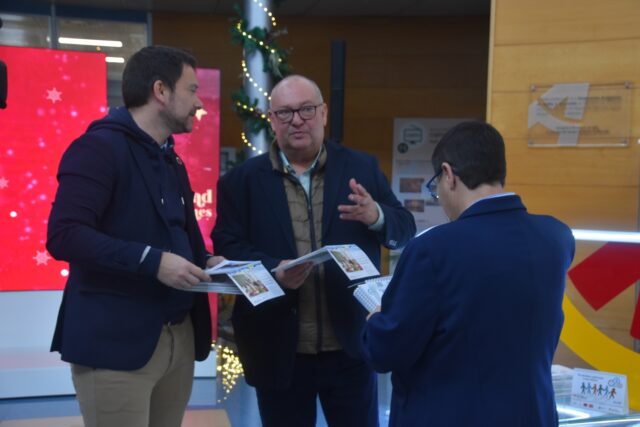 Imagen. Jesús Alijarde, de Ibersyd; José María Calasanz, gerente de Somontano Social; e Isabel Calderón, responsable de Impresión y ensobrado de Somontano Social, con los calendarios en las instalaciones de CARTV.