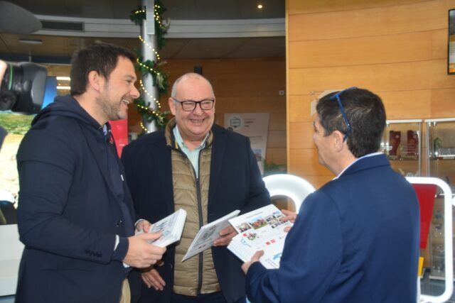 Imagen. José María Calasanz, gerente de Somontano Social, conversa con Jesús Alijarde, de Ibersyd y con Isabel Calderón, responsable de Impresión y ensobrado de Somontano Social, en las instalaciones de CARTV.