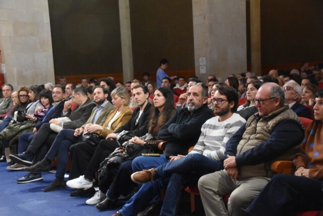 Imagen. Ponentes y público asistente a la Jornada Provincial empresarial sobre inclusión laboral en Monzón.
