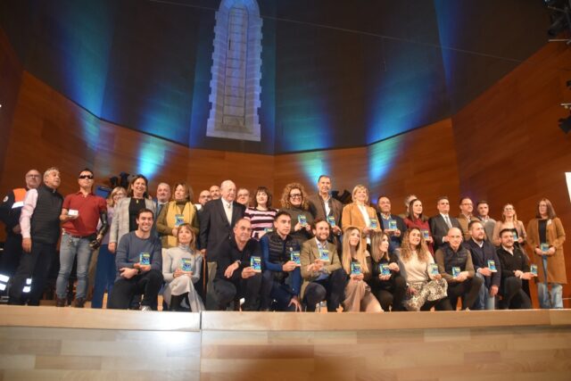 Imagen. Foto de familia de los representantes de las empresas participantes en la Carrera de las Empresas de Monzón.