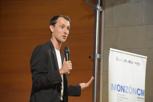 Imagen. El monologista Joan Natzari presentó su último espectáculo 'A trancas y barrancas' en el auditorio de Monzón.