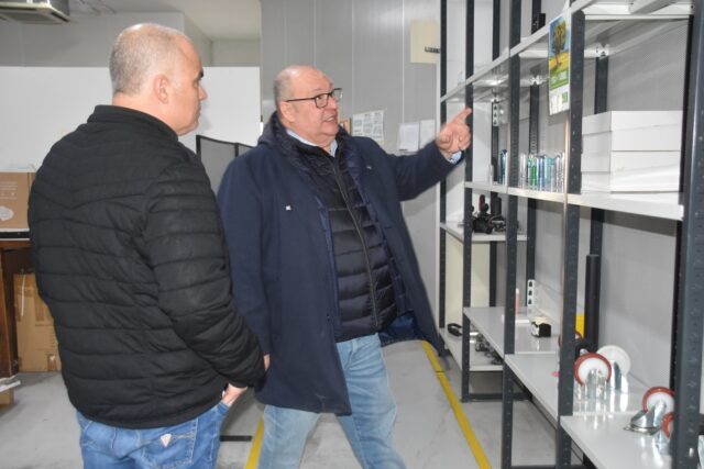 Imagen. José María Calasanz, gerente de Somontano Social, muestra las instalaciones del Centro Especial de Empleo de la Fundación AltoAragón Integración (FAI), a José Antonio Fortón, CEO de Litera Meat,.
