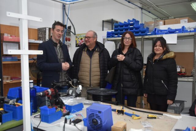 Imagen. El director provincial del IASS en el Taller de Manipulados durante su visita a las instalaciones de Somontano Social, acompañado de su gerente, José María Calasanz.