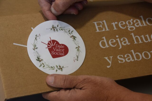 Imagen. Detalle del logotipo de 'Dale Valor Social', en el packaging personalizado del proyecto inclusivo de lotes de Navidad para empresas de más de 50 trabajadores que ha impulsado la Fundación AltoAragón Integración (FAI) a través de Somontano Social, su Centro Especial de Empleo.