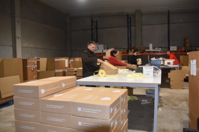Imagen. Trabajadores de Somontano Social, el Centro Especial de Empleo de la Fundación AltoAragón Integración (FAI), preparando los lotes de Navidad del proyecto 'Dale Valor Social' que ha impulsado FAI para que las empresas de más de 50 trabajadores puedan cumplir la normativa de la Ley General de Discapacidad (LGD).