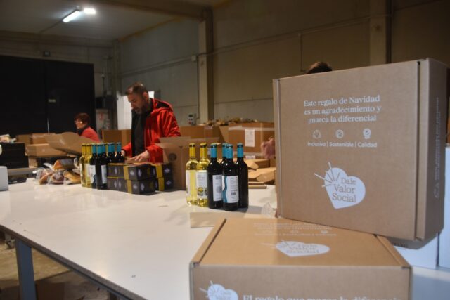 Imagen. Trabajadores de Somontano Social, el Centro Especial de Empleo de la Fundación AltoAragón Integración (FAI), preparando los lotes de Navidad del proyecto 'Dale Valor Social' que ha impulsado FAI para que las empresas de más de 50 trabajadores puedan cumplir la normativa de la Ley General de Discapacidad (LGD).