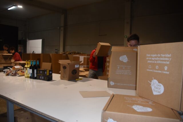 Imagen. Trabajadores de Somontano Social, el Centro Especial de Empleo de la Fundación AltoAragón Integración (FAI), preparando los lotes de Navidad del proyecto 'Dale Valor Social' que ha impulsado FAI para que las empresas de más de 50 trabajadores puedan cumplir la normativa de la Ley General de Discapacidad (LGD).