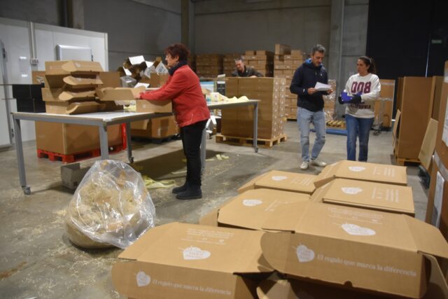 Imagen. Trabajadores de Somontano Social, el Centro Especial de Empleo de la Fundación AltoAragón Integración (FAI), preparando los lotes de Navidad del proyecto 'Dale Valor Social' que ha impulsado FAI para que las empresas de más de 50 trabajadores puedan cumplir la normativa de la Ley General de Discapacidad (LGD).