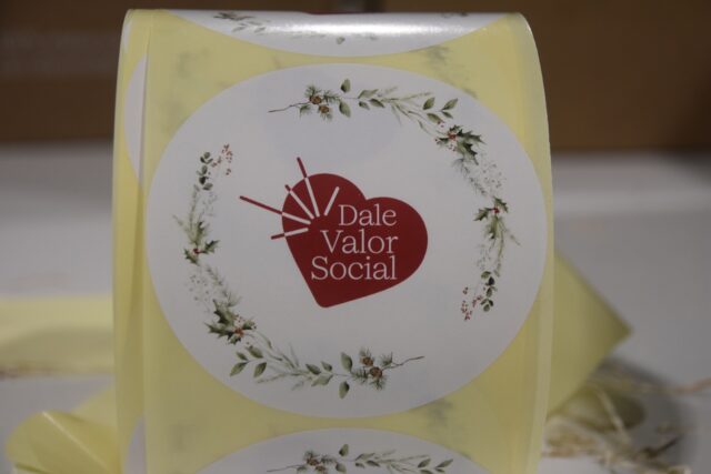 Imagen. Detalle del packaging personalizado de los lotes de Navidad para empresas de más de 50 trabajadores del proyecto 'Dale Valor Social' que ha impulsado la Fundación AltoAragón Integración (FAI) a través de Somontano Social, su Centro Especial de Empleo.