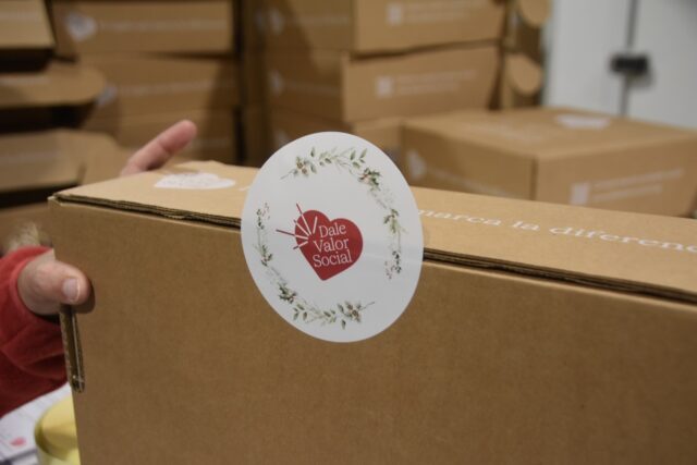 Imagen. Logotipo de 'Dale Valor Social', en el packaging personalizado del proyecto inclusivo de lotes de Navidad para empresas de más de 50 trabajadores que ha impulsado la Fundación AltoAragón Integración (FAI) a través de Somontano Social, su Centro Especial de Empleo.
