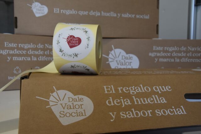 Imagen. Detalle del packaging personalizado de los lotes de Navidad para empresas de más de 50 trabajadores del proyecto 'Dale Valor Social' que ha impulsado la Fundación AltoAragón Integración (FAI) a través de Somontano Social, su Centro Especial de Empleo.