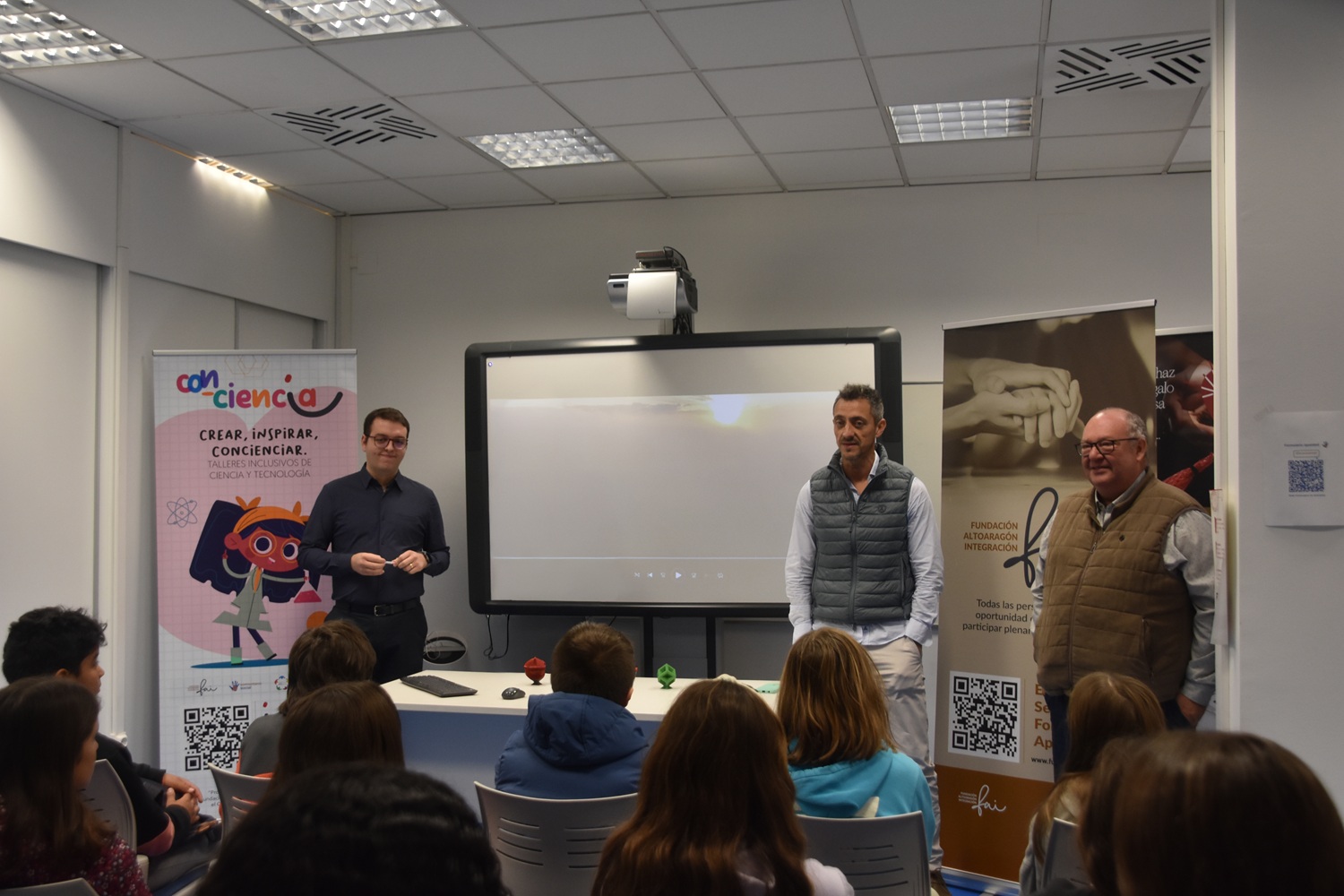 Somontano Social acerca la tecnología a estudiantes de la escuela rural con ‘Con-Ciencia’