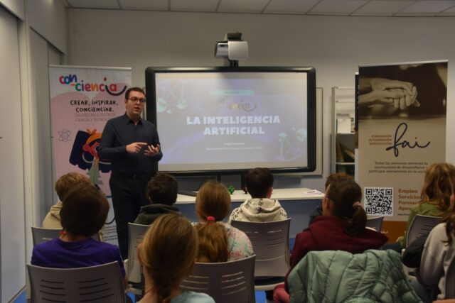 Imagen. Ángel Salamero, de Somontano Social CEE, en el Taller de IA y Tecnología 3D ante un grupo de escolares.