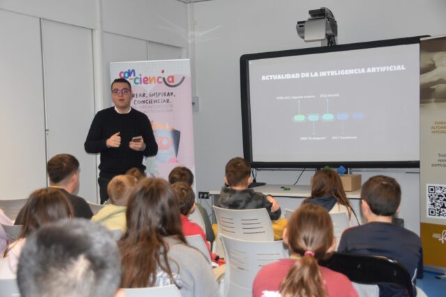 Imagen. Ángel Salamero, de Somontano Social CEE, en el Taller de IA y Tecnología 3D ante un grupo de escolares.