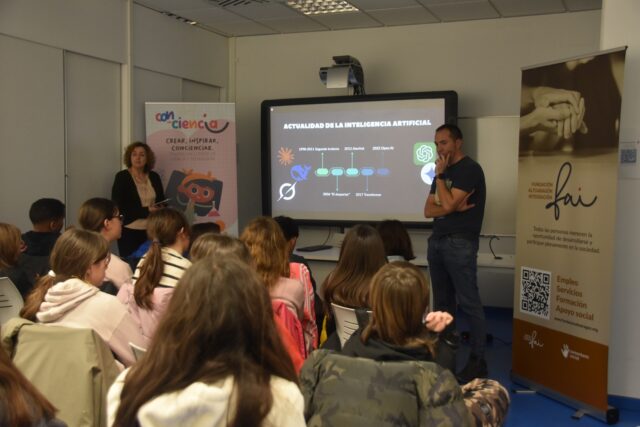 Imagen. Rosa Viñuales, adjunta a Gerencia de Somontano Social CEE, y Alejandro Guijosa, director del CRIE de Benabarre, en el Taller de IA y Tecnología 3D con alumnos del CRA La Llitera de Albelda y el CEIP Virgen del Portal de Maella.