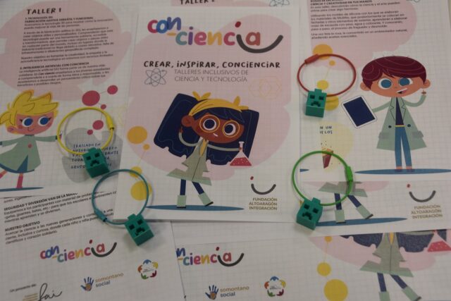 Imagen. Montaje con el folleto del proyecto Con-Ciencia, en el que aparece una niña haciendo experimentos con una probeta, así como otros elementos de marketing como unos llaveros hechos con impresión 3D en las instalaciones de Somontano Social, el Centro Especial de Empleo de la Fundación AltoAragón Integración (FAI).