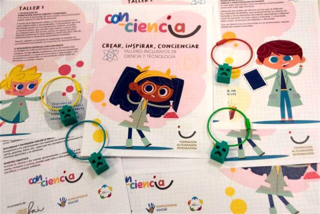 Imagen. Montaje con el folleto del proyecto Con-Ciencia, en el que aparece una niña haciendo experimentos con una probeta, así como otros elementos de marketing como unos llaveros hechos con impresión 3D en las instalaciones de Somontano Social, el Centro Especial de Empleo de la Fundación AltoAragón Integración (FAI).