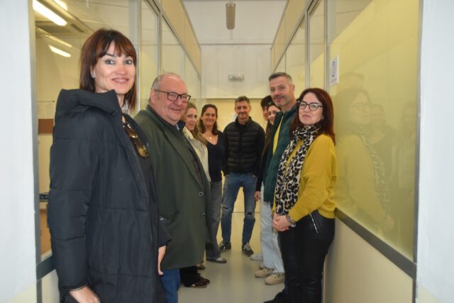 Imagen. Foto de grupo en las instalaciones de Somontano Social. A la izquierda, primer plano de Irene Villa, junto a José María Calasanz, gerente de Somontano Social, el Centro Especial de Empleo de la Fundación AltoAragón Integración (FAI).