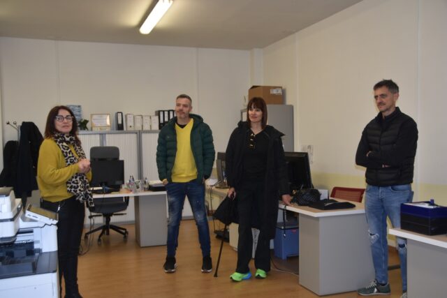 Imagen. De izquierda a derecha, Pilar Planas, responsable de Recursos Humanos de Somontano Social: David Serrato; Irene Villa y David Mairal, respresentante de la Fundación AltoAragón Integración (FAI).