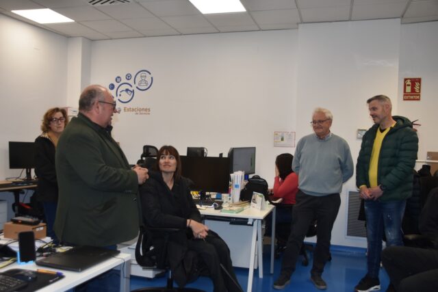 Imagen. De izquierda a derecha, José María Calasanz, actual gerente de Somontano Social; Irene Villa; Javier Sazatornil, exgerente de Somontano Social; y David Serrato durante su visita a las instalaciones de Somontano Social, en este caso al Departamento de Informática y Sistemas del Centro Especial de Empleo de la Fundación AltoAragón Integración (FAI).