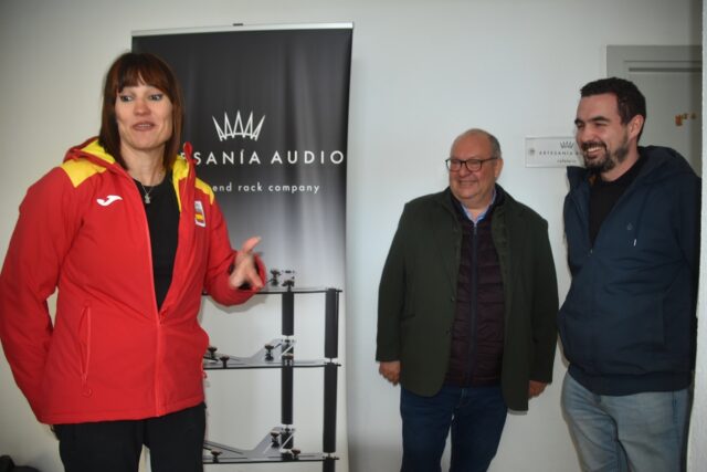 Imagen. Irene Villa, a la izquierda de la imagen, junto a José María Calasanz, gerente de Somontano Social, y Eric García, en las instalaciones de Artesanía Audio.