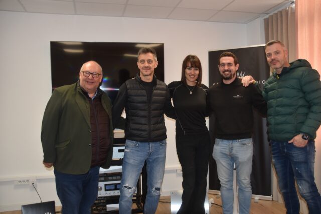 Imagen. De izquierda a derecha, José María Calasanz, gerente de Somontano Social; David Mairal, representante de la Fundación AltoAragón Integración (FAI); Irene Villa; Eric García, gerente de Artesanía Audio; y David Serrato. 