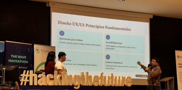 Imagen. Tres jóvenes estudiantes presentan el proyecto elaborado para el reto propuesto por Somontano Social en el Hackathon The Wave Huesca 2026.