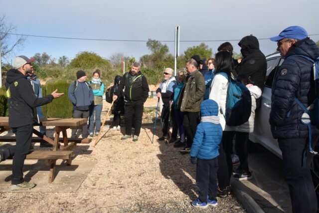 Imagen. A la izquierda de la imagen, David y Sergio explican los detalles de la ruta interpretativa al grupo de trabajadores de Somontano Social, el Centro Especial de Empleo de la Fundación AltoAragón Integración (FAI), y sus familias en el parque infantil de Artasona.